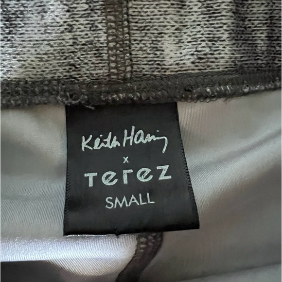 Terez x Keith Haring Uplifted Heart Heather Gray Leggings, Size S - Picture 7 of 7
